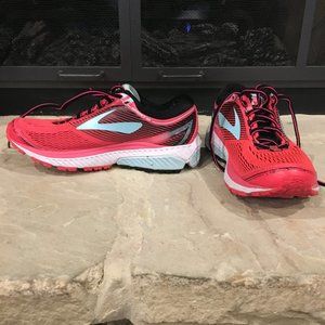 Women's running shoe